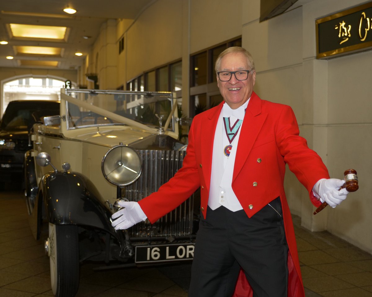 KMLEventsUK's tweet photo. What a Royal Welcome on your Wedding Day at  #LWA18 #Toastmasters #weddings #events #fabulousFriday #red #whitetie #weddingreception #eventprofs #royaloccasions #worldwide #nationalassociationoftoastmasters #entertaining #redtails1 #RollsRoyce #LordCars1 #Atelier https://t.co/kzLJUWLizS