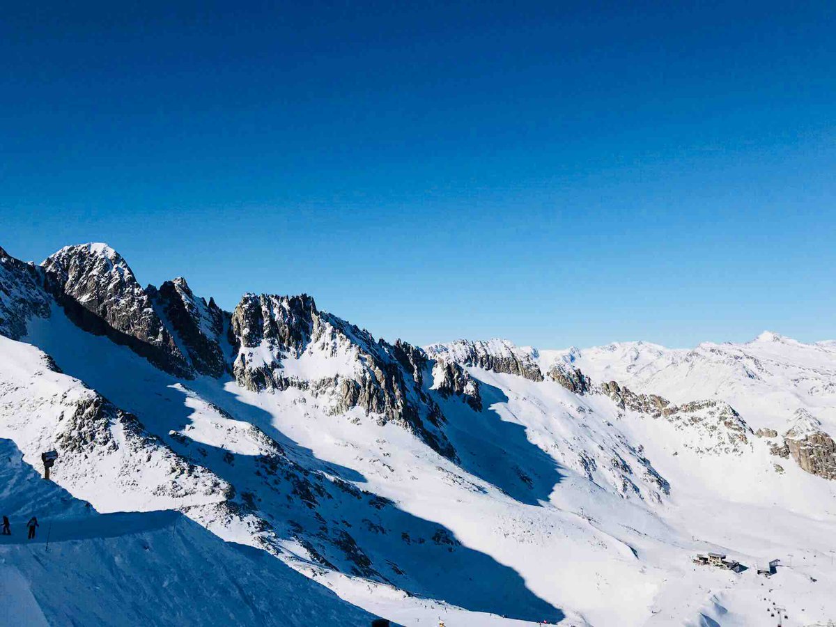 PassoTonale_ski's tweet photo. Make the most of your last day by heading up to the top of the Glacier, the views are spectacular 🏔 and you can treat yourselves to the yummiest hot chocolate at 3000 meters ☕️🍫 #reptoptip https://t.co/cQC3RjnmJj