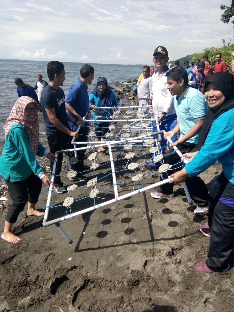 IPKANI_JATIM's tweet photo. Aksi tanam terumbu karang Penyuluh Perikanan seJatim bersama Bpk Kepala @bpppbanyuwangi https://t.co/klBzzz81xq