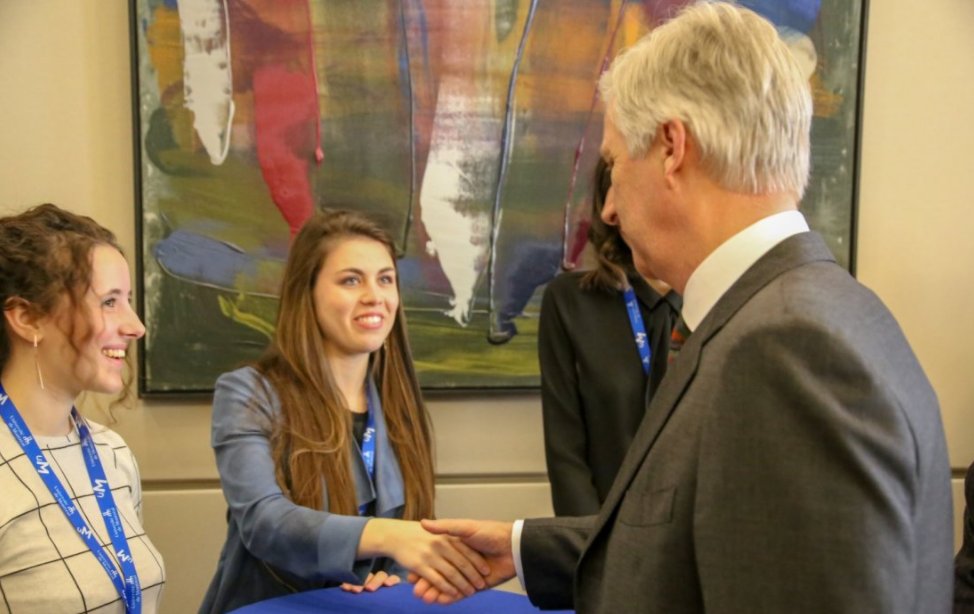 Studente ergotherapie Florence ontmoet Koning - En toen vroeg koning Filip: “Ergotherapie, wat is dat precies?”
arteveldehogeschool.be/blog/staatsbez… #BELCAN2018  🇧🇪🇨🇦 #canadahs