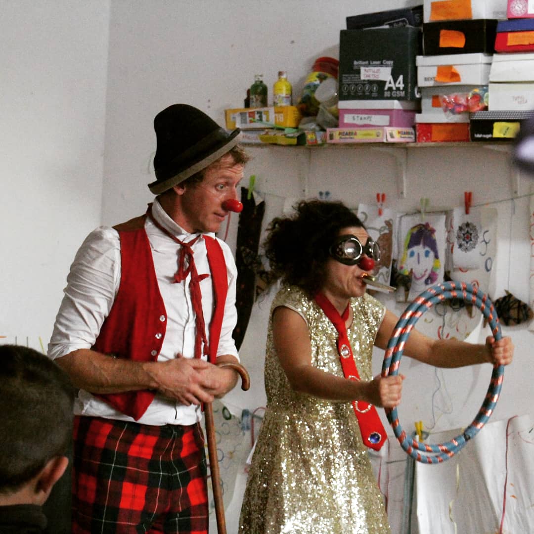 OCC_Project's tweet photo. Yesterday we enjoyed so much with #ClownswithoutBorders (@CWBUSA) who came to #OCC #Polykastro and made all the #children and #volunteers #dance and #laugh a lot!
Photos by/Fotos de: Marianna Espi https://t.co/kEDUKwY5Fo