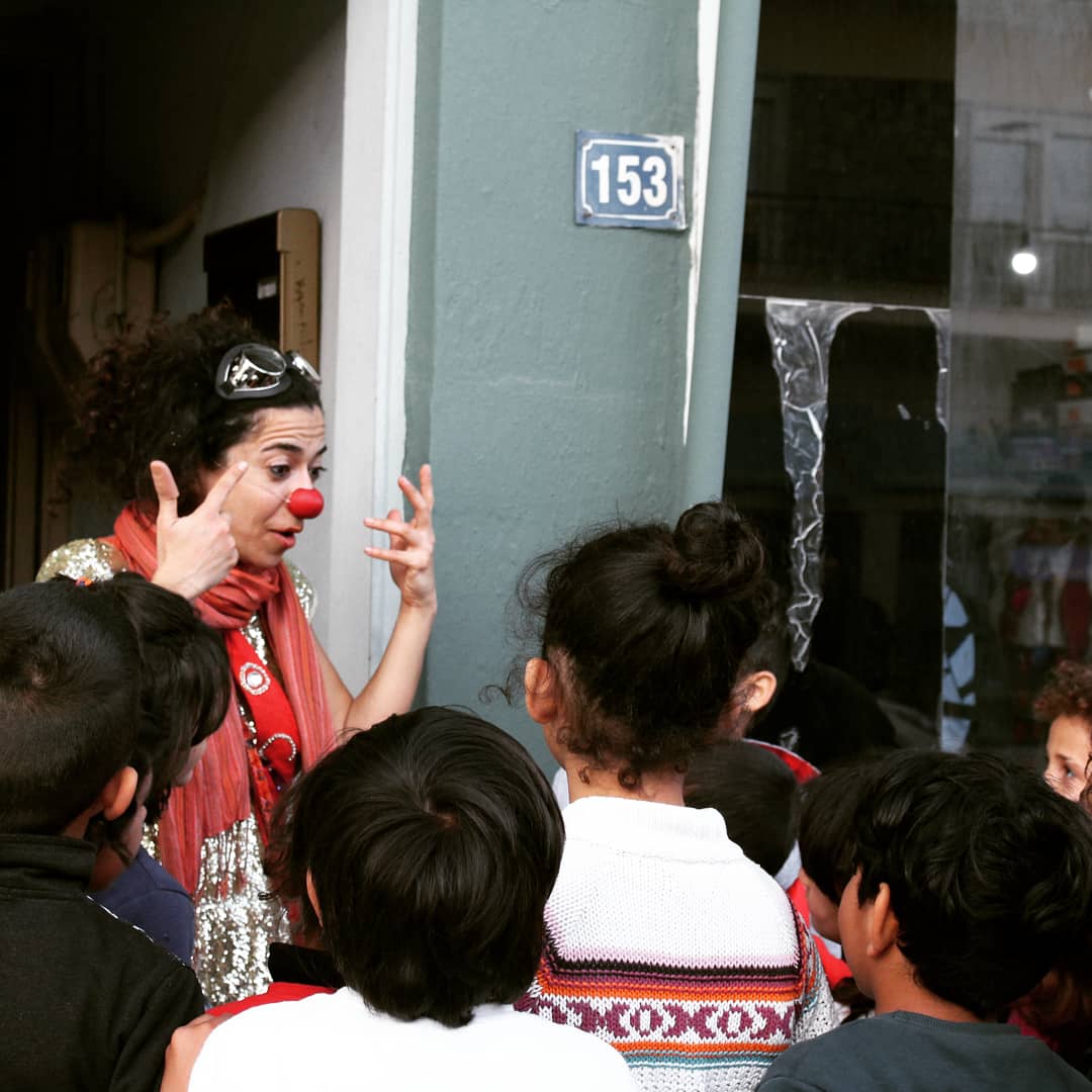 OCC_Project's tweet photo. Yesterday we enjoyed so much with #ClownswithoutBorders (@CWBUSA) who came to #OCC #Polykastro and made all the #children and #volunteers #dance and #laugh a lot!
Photos by/Fotos de: Marianna Espi https://t.co/kEDUKwY5Fo