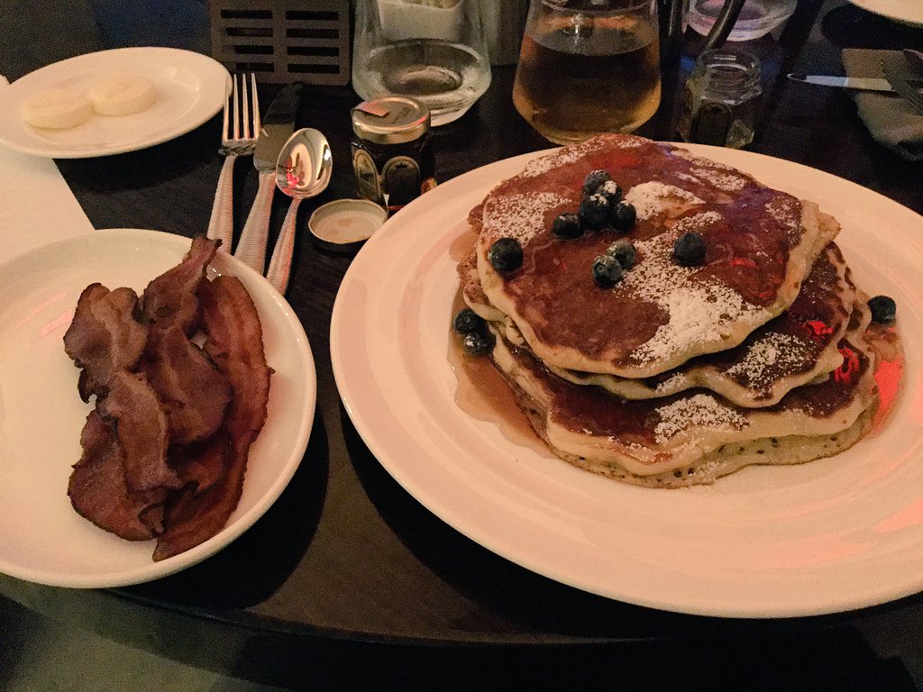 RoboFraser's tweet photo. Excellent few days in Miami discussing the future of hernia repair. (Congress time in 🇺🇸 means proper breakfast required) #AHSEHS2018 #roboticsurgery https://t.co/VR0iGGcarC