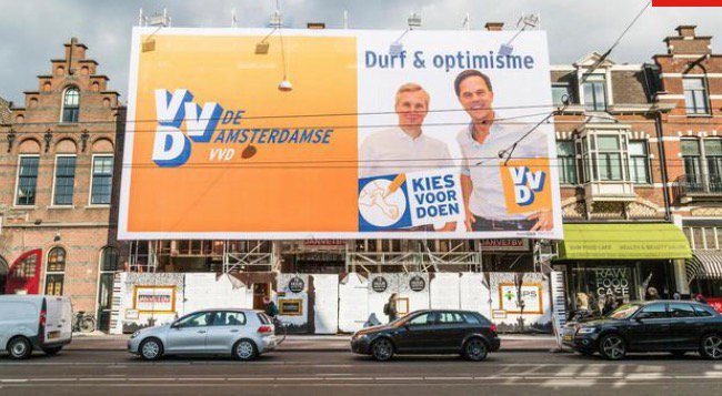 Straatbeeld: Wat opvalt is de relatieve bescheidenheid die de partijposters vrijwel zonder uitzondering uitstralen. Dat is even buiten de VVD ge­rekend: s.parool.nl/s62c6-a4581195/
