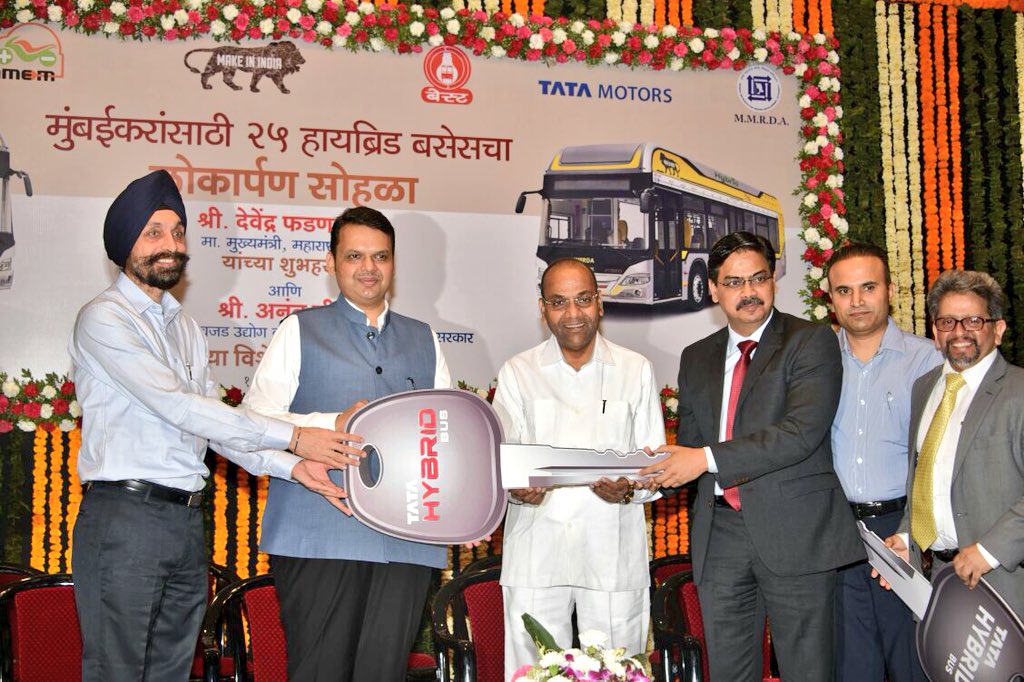 One more, but an ‘ecoGift’ for Mumbaikars,as a step towards reducing pollution in Mumbai! 
Launched 25 hybrid buses by MMRDA with Union Minister @AnantGeeteSS ji.
Our sincere thanks to Union Government for approving these buses under National Electric Mobility Mission Plan 2020.