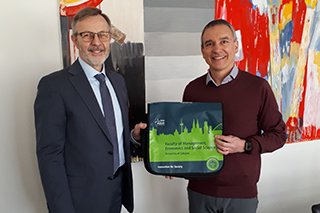 WiSoUniCologne's tweet photo. Herzlich willkommen an der WiSo-Fakultät, Prof. Dr. Peter Cramton! Peter Cramton ist einer der bekanntesten #Marktdesigner weltweit und seit dem 1. Januar 2018 Professor an der #UniKöln. https://t.co/dSdKKmLWWY #Markdesign #Economics #VWL #Wirtschaftswissenschaft #Ökonomie https://t.co/SLcCRwy2fZ