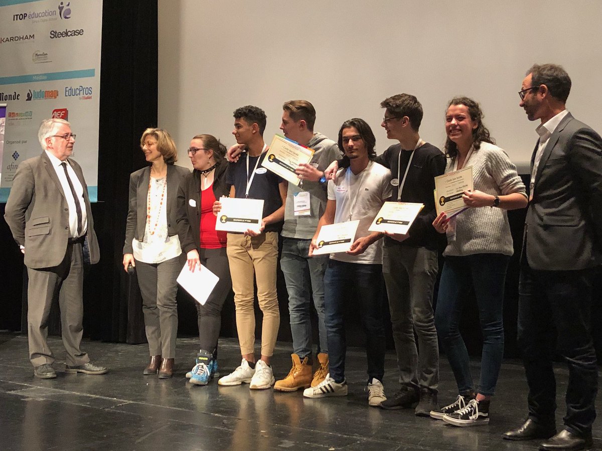 lyc_bascan_ramb's tweet photo. #codetonlycee #simplon #ODE #OpenDigitalEducation #IleDeFrance #Monlycéhttps://t.co/oQiiFdFvJe : remise du 1er prix par M. le Recteur de l'Académie de Versailles et Madame la Vice-Présidente de la Région Ile de France https://t.co/HAkXtaTqEA