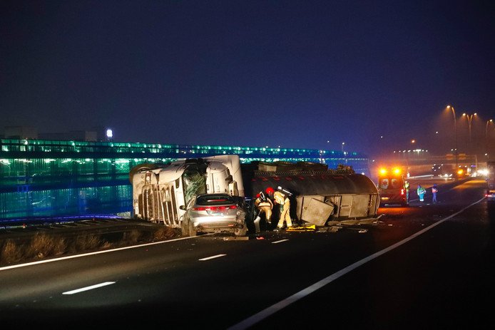 Wilchem ingeschakeld na ongeval op de A67, leegpompen en bergen tankwagen met bijtende stof#Wilchem#incidentmanagement#wedoseriousbusiness