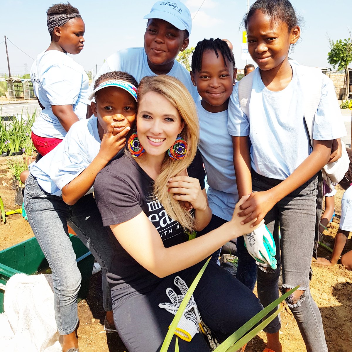 Community work builds social cohesion. It's such an important part of our discourse as a nation &amp; a people. Humbled to work with children &amp; community members through <a href="/missearth_sa/">Miss Earth South Africa</a> ~engaging in #Diepsloot with children ahead of tomorrow's #AReSebetseng ♻️