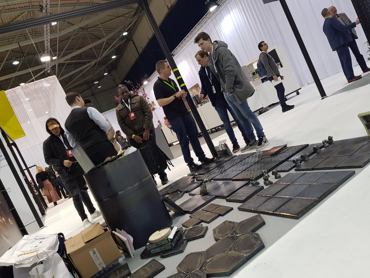 Deze week stonden we op de #MaterialXperience in #Rotterdam met de Cast Basalt #tegels van onze partner #Eutit uit #Tsjechië.

De reacties van de bezoekers waren overweldigend.

Wil u meer informatie of samples ontvangen dan horen wij het graag.