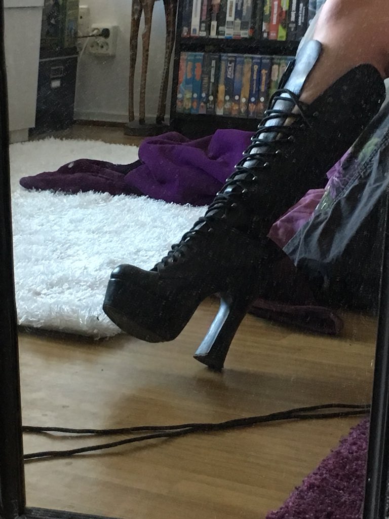 Fehlgeburt's tweet photo. @SamuelHarjanne @hktfi My Kinky Boots are ready! (Kyllä, pistin jalkaan kuvaa vain kuvaa varten) https://t.co/viCRa3fpYs