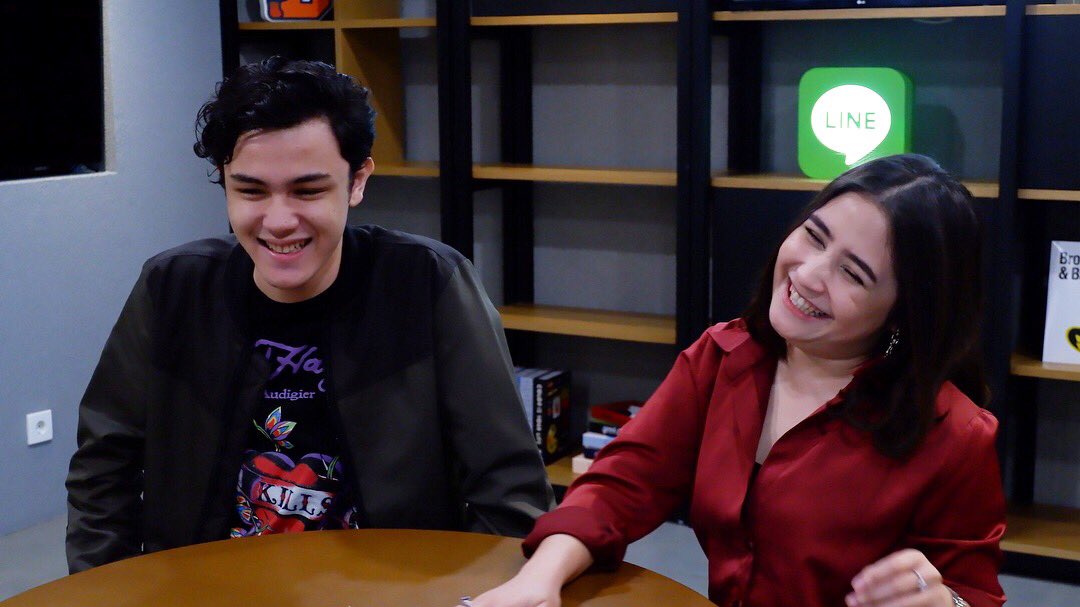 pichouseFILMS's tweet image. Hari ini @PrillyBie dan @ShawnAdrian22 bersama Peter Cs @Gamaharitz @kevinbze #JustinRossi #MattWhite #AlexanderBain #MediaVisitDANUR2 di @indo_line!

Tunggu beritanya di LINE Today ya. 👻

#DANUR #DANUR2 #MADDAH #PrillyLatuconsina