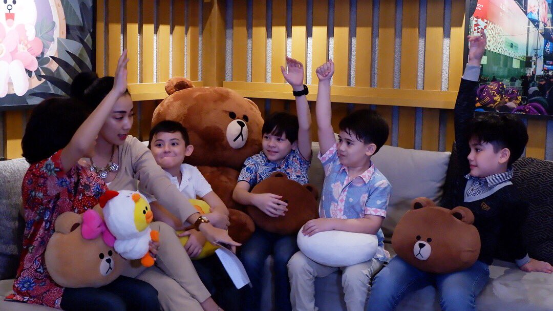 pichouseFILMS's tweet image. Hari ini @PrillyBie dan @ShawnAdrian22 bersama Peter Cs @Gamaharitz @kevinbze #JustinRossi #MattWhite #AlexanderBain #MediaVisitDANUR2 di @indo_line!

Tunggu beritanya di LINE Today ya. 👻

#DANUR #DANUR2 #MADDAH #PrillyLatuconsina