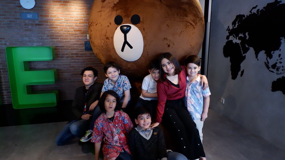 pichouseFILMS's tweet image. Hari ini @PrillyBie dan @ShawnAdrian22 bersama Peter Cs @Gamaharitz @kevinbze #JustinRossi #MattWhite #AlexanderBain #MediaVisitDANUR2 di @indo_line!

Tunggu beritanya di LINE Today ya. 👻

#DANUR #DANUR2 #MADDAH #PrillyLatuconsina