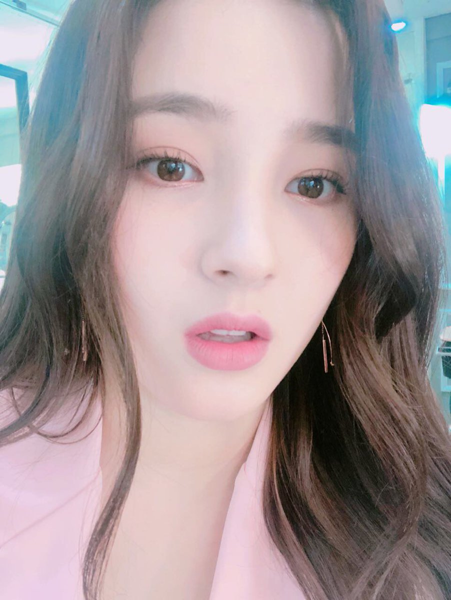 MMLD_Official's tweet photo. [#내니🍓] 봄이 다가오니까 요즘 이런 립에 빠져버렸어용💕가득가득 채워어엉 핑꾸핑꾸 예에에 ☺️ https://t.co/A4UKLFqICd