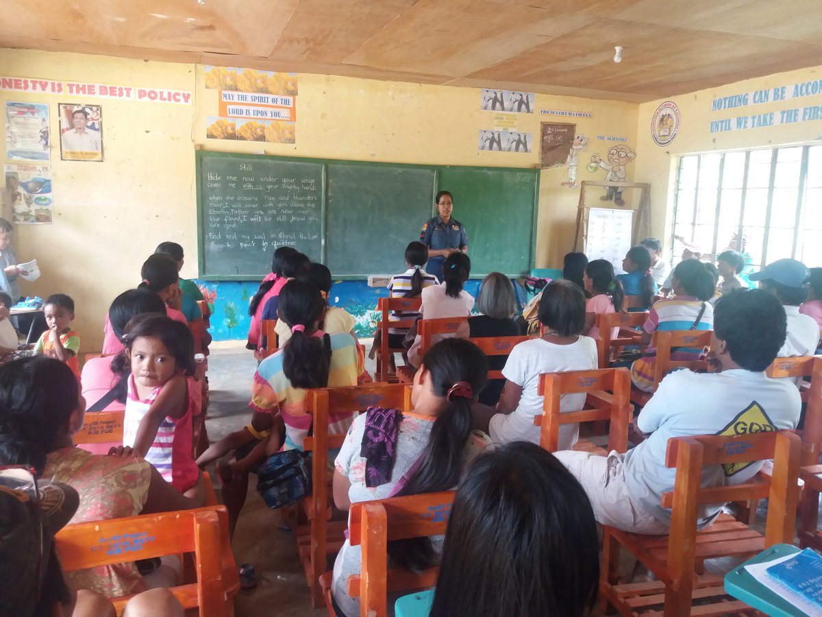 PNPPinukpuk's tweet photo. Lecture on salient provisions of laws related to gender-based violence, illegal drugs and bullying to the pupils of Binansagan Elementary School.
#AwarenessLecture
#PNPPATROLPLAN2030 https://t.co/4u2whgxRI6