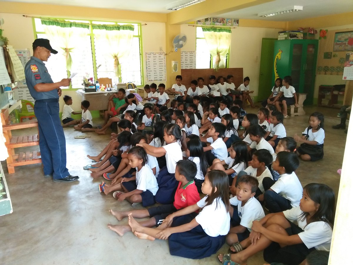 PNPPinukpuk's tweet photo. Lecture on salient provisions of laws related to gender-based violence, illegal drugs and bullying to the pupils of Binansagan Elementary School.
#AwarenessLecture
#PNPPATROLPLAN2030 https://t.co/4u2whgxRI6
