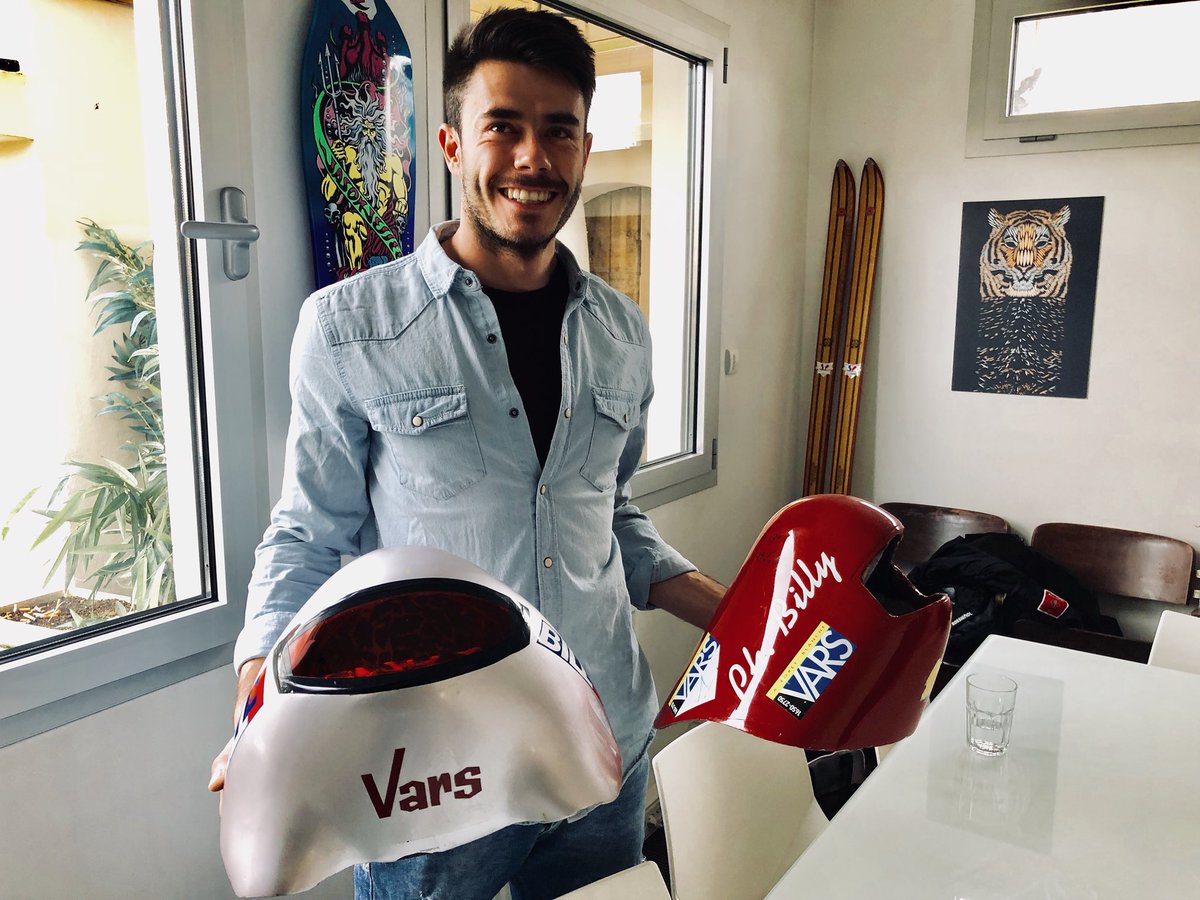 20ans séparent 2 casques de ski de vitesse, une génération. Simon Billy flashé à 252,809 km/h sur ses skis, découvre le casque de son père Philippe, 243,902km/h, en passant chez <a href="/TEAMREVOLUTIONR/">RevolutionR</a> En 1999, nous organisions les Mad Masters à <a href="/Varsfob/">Vars La Forêt Blanche</a> ,
#bonsouvenirs #speedmasters