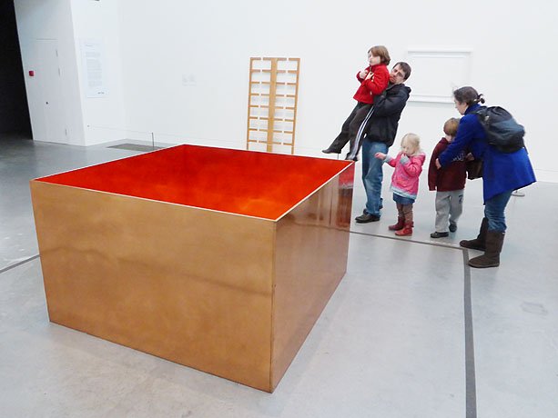 Speedmaster72's tweet photo. Donald Judd #ViernesDeArte
Dejad que los niños se acerquen al arte. https://t.co/P4nafFjN9u