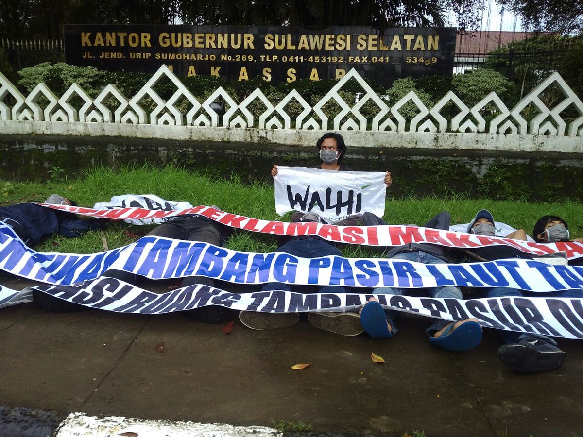 InfoBaji's tweet photo. Demo walhi di depan kantor Gubernur Sulsel https://t.co/PGniUt1Eub