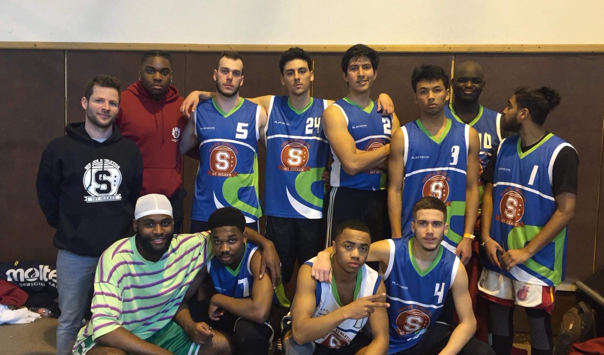 IUT_Sceaux's tweet photo. #CDFIUT2018 à Saint Nazaire, les sportifs de @IUT_Sceaux unis, brillent toujours! https://t.co/uiqxD32Y3G