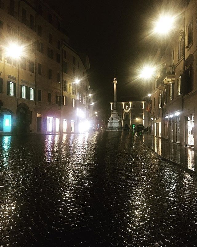 Tutta mia la città... | oh @luisamosello #roma #rome #igersroma #visitrome #destinazioneroma #piazzadispagna #madonnaimmacolata #tonight #notteromana #sampietrini #photography #photo #pictureperfect #pic #rain #pioggia #sampietrini buff.ly/2pfRgZX