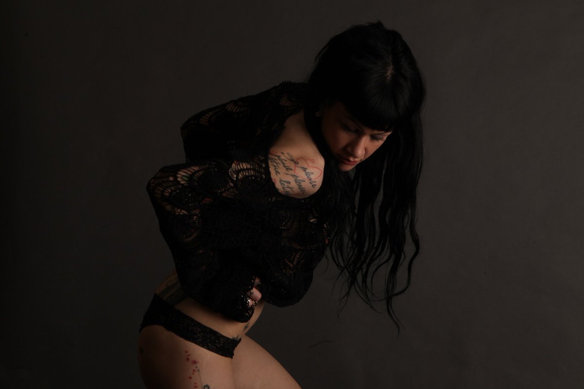 RettondiniVicky's tweet photo. #photoshoot #tattoedgirl https://t.co/VgRHRpRC3s