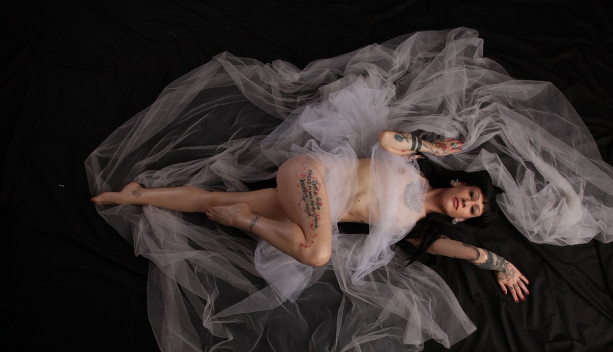 RettondiniVicky's tweet photo. #photoshoot #tattoedgirl https://t.co/yabcZJ8JAh