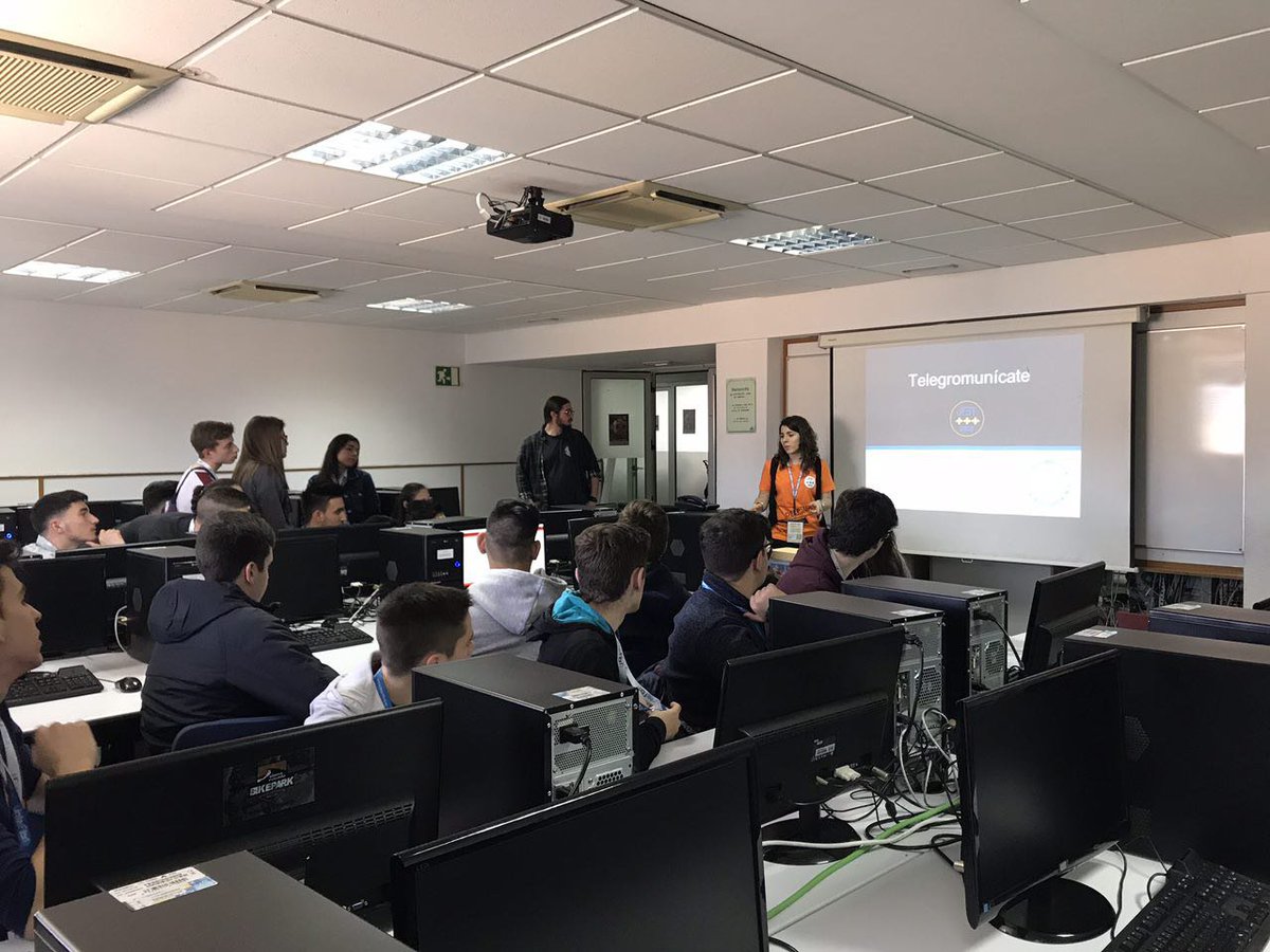 CeTelecoUA's tweet photo. Segundo taller para los preuniversitarios, “Telegromunícate” con código morse #JF3TUA https://t.co/0vu4L8dRV3