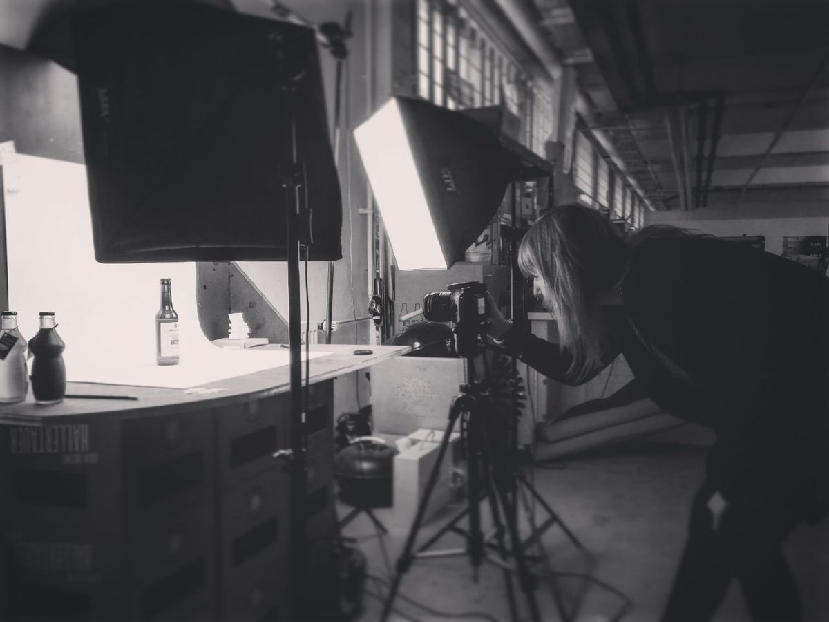 DieBierothek's tweet photo. Hinter den Kulissen der Bierothek®.
Besser als #gntm!

#bierothek #beer #bier #craftbeer #craftbeerlover #craftbeerporn #photoshoot #friday #weekend #fridaybeer #beertography #beerpics #cerveza #photoshooting #beauties #instabeer #instagood #beerstagram https://t.co/4VZTwLIwPc