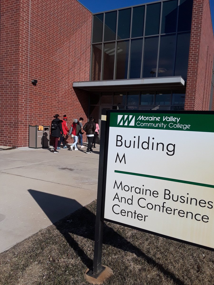 EC Central High School visiting the National Hispanic College Fair at Moraine Valley Community College! #ECCENTRAL_CARDS #SCECK12 #SCECK12_CENTRAL