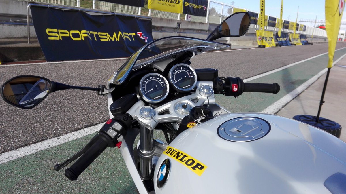 motosnet's tweet photo. Qué mejor manera para acabar la semana que probar los nuevos @Dunlop_ES #SportSmartTT desarrollados con tecnología de competición para la calle. Desde el circuito de Monteblanco... @jimcf3 https://t.co/sRashVBd3L