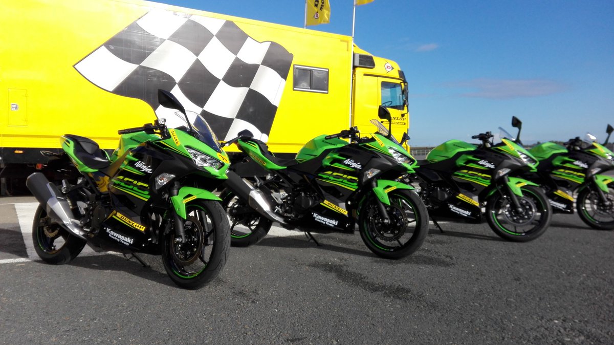 motosnet's tweet photo. Qué mejor manera para acabar la semana que probar los nuevos @Dunlop_ES #SportSmartTT desarrollados con tecnología de competición para la calle. Desde el circuito de Monteblanco... @jimcf3 https://t.co/sRashVBd3L