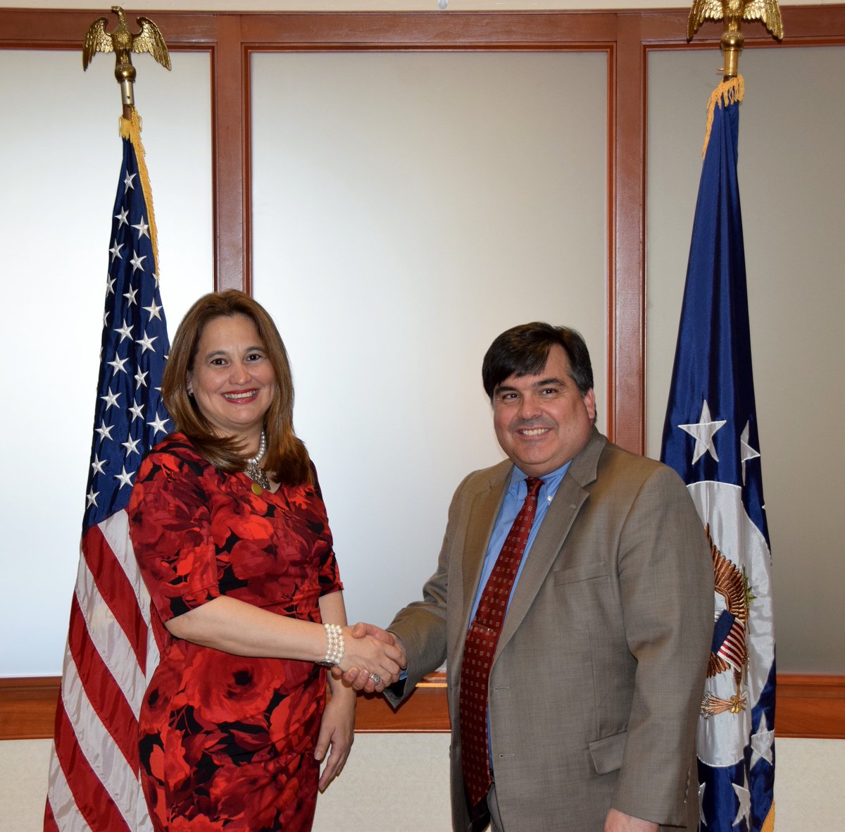 WHAAsstSecty's tweet image. Honored to meet Julissa Villanueva of #Honduras, one of this year’s @statedept #WomenofCourage, for creating the National Human Identification Registry and her commitment to gender equality and access to justice. go.usa.gov/xQarU
