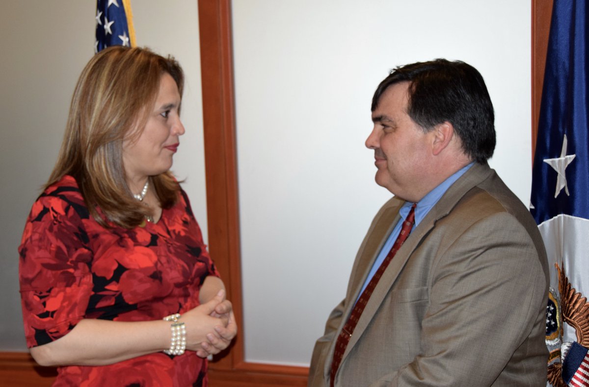 WHAAsstSecty's tweet image. Honored to meet Julissa Villanueva of #Honduras, one of this year’s @statedept #WomenofCourage, for creating the National Human Identification Registry and her commitment to gender equality and access to justice. go.usa.gov/xQarU