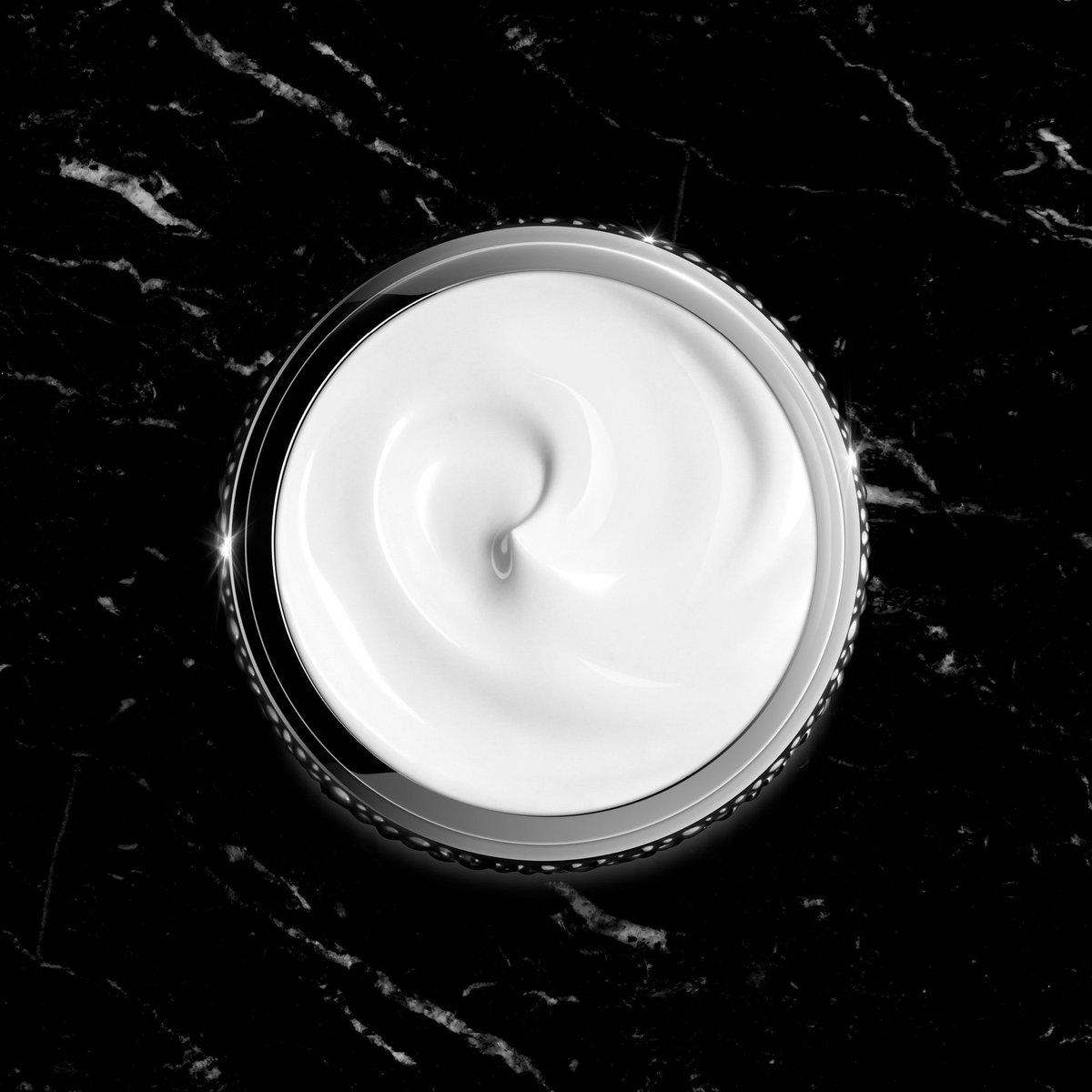vanmag_com's tweet photo. Get your hands on a sample of this $900 face cream for free. https://t.co/TKgCgXv5Uk https://t.co/nvu1YOQdG1