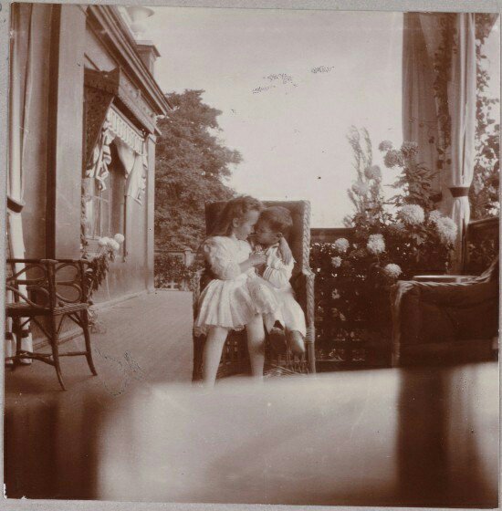 Shvibzik_18's tweet photo. @Tsarevich_Alex @wild_nymph @GDTatianaN @GrandDuchessON *обняла брата и тоже чмокнула в щечку* https://t.co/ybGwPxSqZz