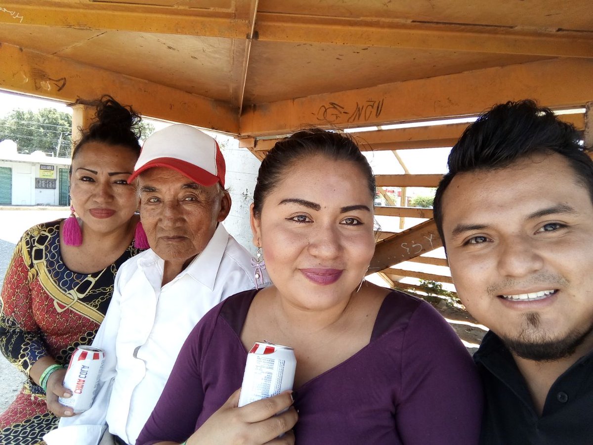 Evelynch28's tweet image. #Tomando una rica chiva cola con nuestro profesor #Romualdo #Tehuantepec #BarrioSantaCruz