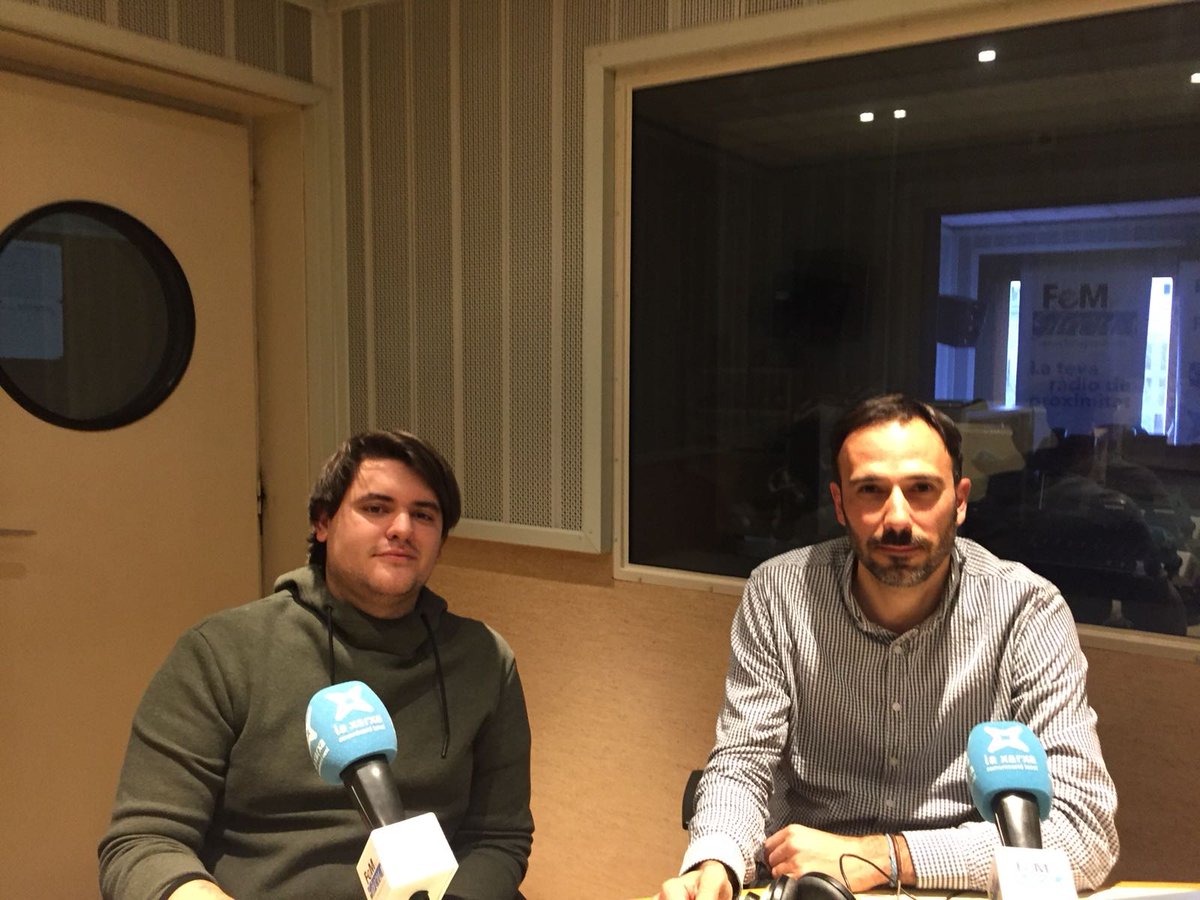 AndreaBikfalvi's tweet photo. #chupachip ON AIR a @femgirona explicat per @JLlachPages i @josep mota! #masterMEDE #mastersudg #imaginecc @DianaBallart @xavierverdaguer! https://t.co/ZUTUWe2t7B