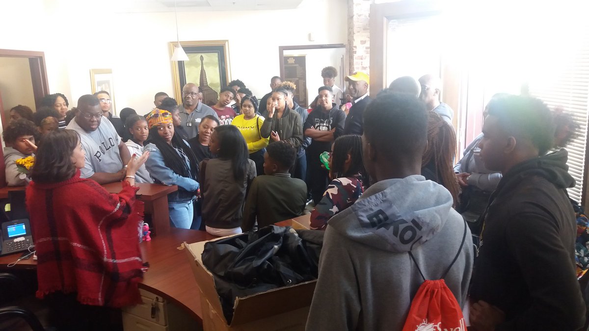 100BlackMenJax's tweet image. The #J100 &amp;amp; #TeenLeadersofAmerica stopped by the #100BMOA national headquarters during the #Collegetour2018! #Whattheyseeiswhattheyllbe #DuvalCounty