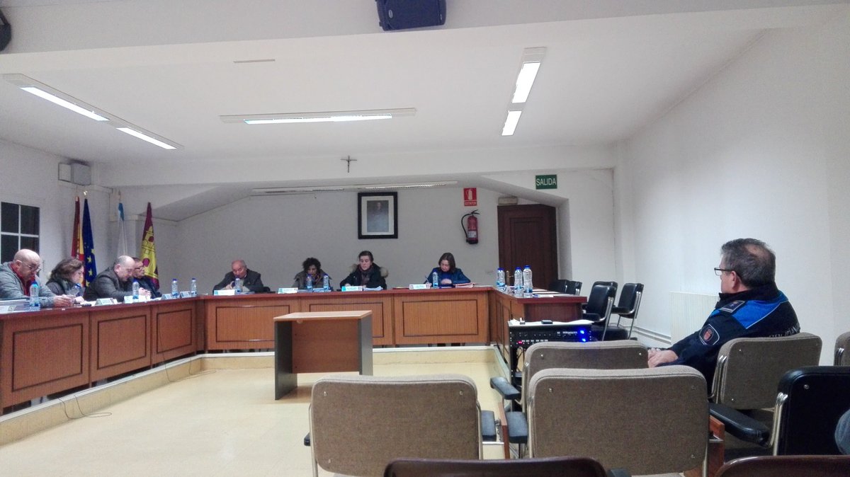 21_couto's tweet photo. El Psoe de #StaComba no le interesa hacer oposición. Dejan claro qué no les importan los vecinos. Abandonan el pleno a los 20 minutos de comenzar el pleno. https://t.co/abkIFA0lvW