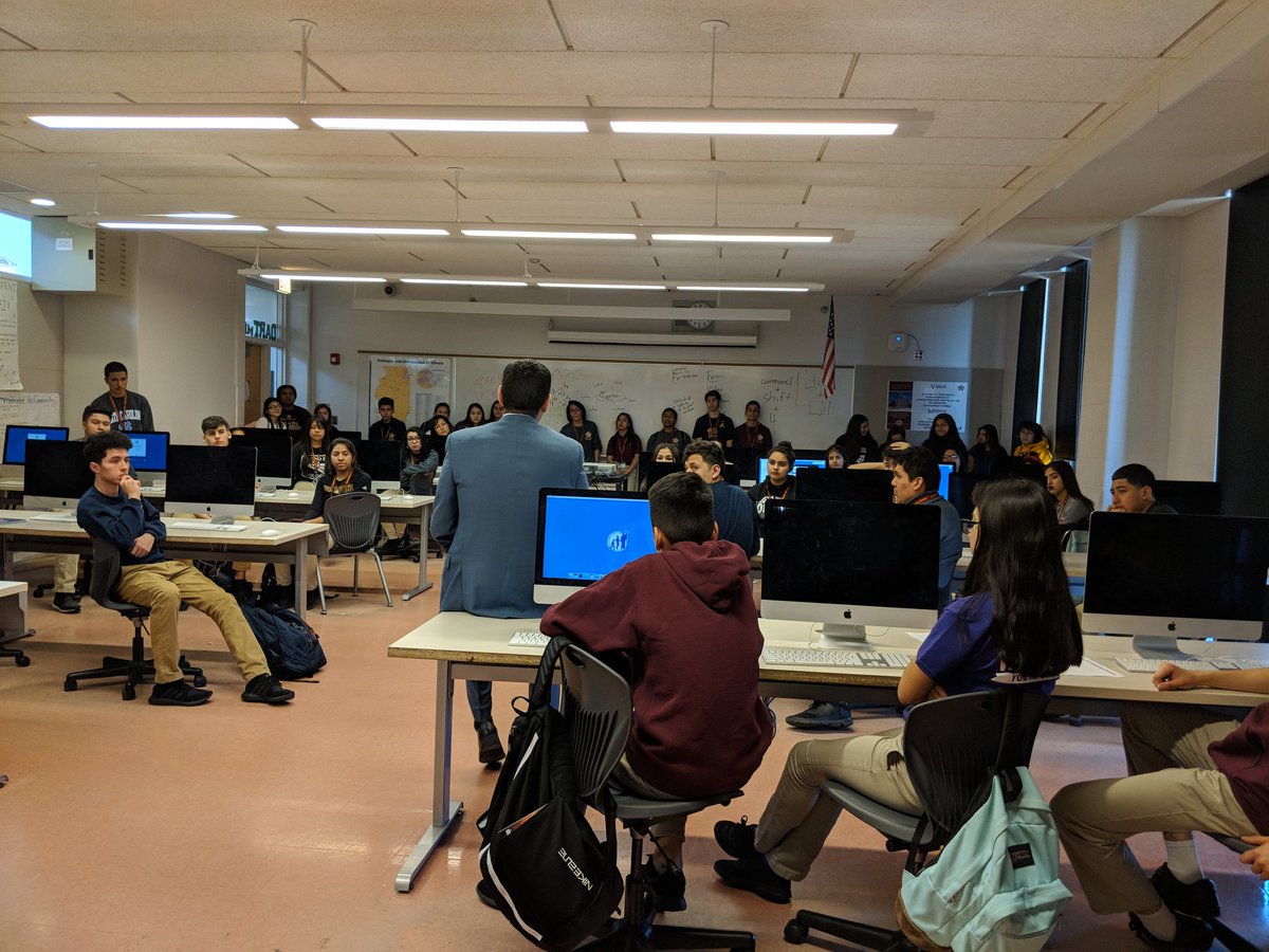 SolorioHS's tweet photo. A huge thanks to @TelemundoCHI anchor, Alfonso Gutierrez, for coming to speak to our @SolorioSpanish classes! https://t.co/Lqed4tRCL1