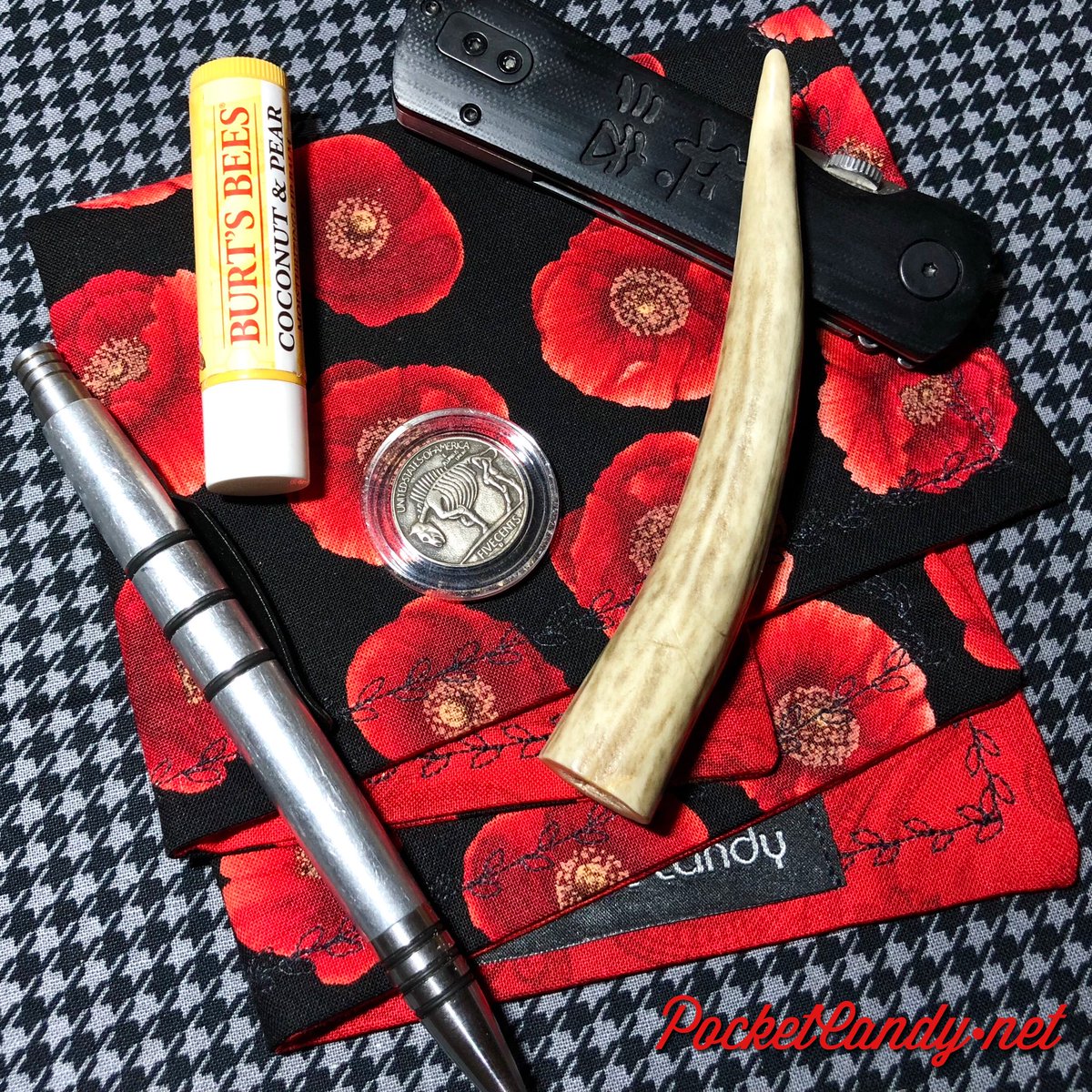 mypocketcandy1's tweet photo. Friday Pocket Dump...rock’n our R.E.D. (Remember Everyone Deployed) Hank. What’s in your pocket? Hope you are having a great Friday! 👍🏼👊🏼🤙🏼
•
•
•
#hank #hankerchief #pockethank #edchank #hankie #pocketdump #edcdump #edcgear #tacticalpen #burtsbees #hobonickel #knife https://t.co/tLHVF54n85