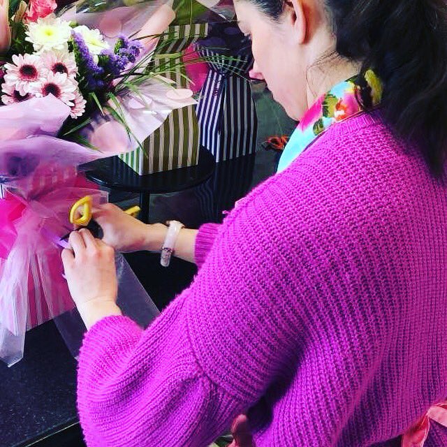 FlowerSchoolIE's tweet photo. Great day at our #HandTied #bouquet workshop at #KaysFlowerSchool #KaysFlowerSchoolForFlorists #floristrystudent #floristryschool #floristrycourse #floristryclass #floristryworkshop #florist #flowers #KaysFlowerSchool #FlowerSchoolForFlorists #FlowerSchoolIreland @floralboxcom https://t.co/XUcVsRf0vZ
