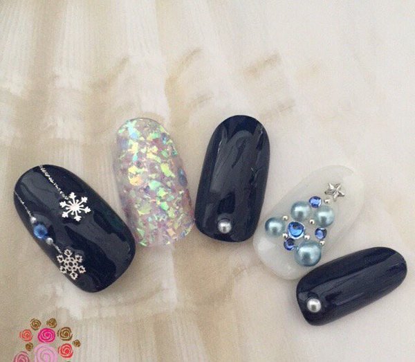 nail_oshare_'s tweet photo. ネイビーにクリスマスツリーとキラ���ラホロネイル♡ https://t.co/iEN5ltfaiq