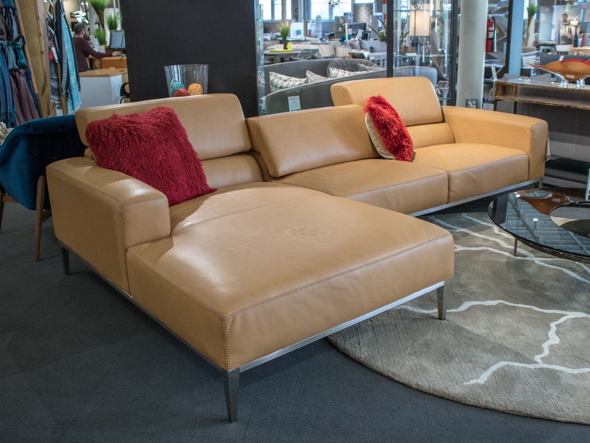 LaDIFF's tweet image. Who's ready to dive into the weekend? Create the perfect living room with the Rkyer Sectional from @AmericanLeather #HappyFriday #homedecor #americanleather #sectionalsofa
