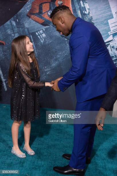 maddygmcgraw's tweet photo. #pacificrimuprising opens today!! Go see it!! I LOVED IT!!! #kaijublue #jaegerpilot #youngamara https://t.co/4mICZO4UWI