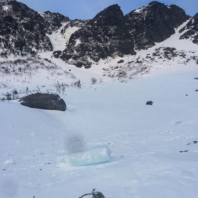 Avalanchecenter's tweet image. Heading into Huntington this weekend? Heads up for ice fall, particularly off the North wall.  Respect the obvious signs and consider overhead hazards in your travel planning.  #bornfromice #icefall #mwac #wmaef ift.tt/2Gl423d