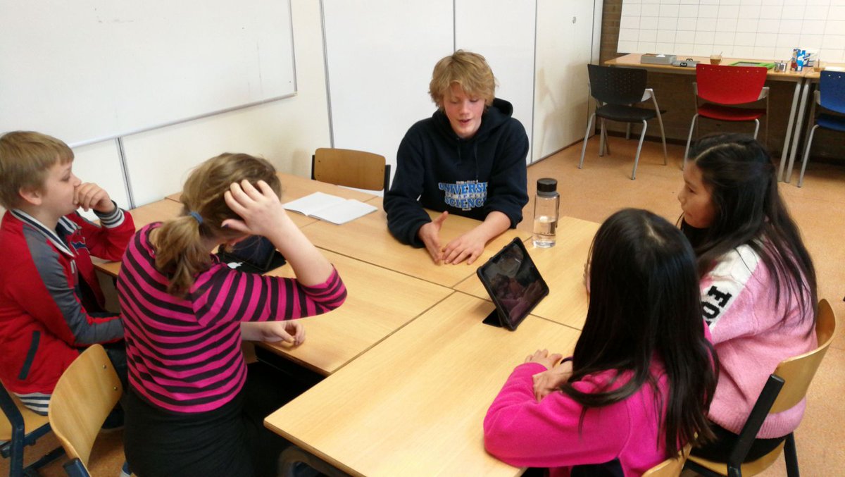 MandelaPSG's tweet photo. Leerlingen SG @NelsonPSG  leren leerlingen van basisschool De Boemerang hoe zij een iMovie kunnen maken. Wij zijn trots op onze leerlingen! Dalton: van en met elkaar leren! SG @NelsonPSG  Dalton 21st. https://t.co/jTMYNymEfs