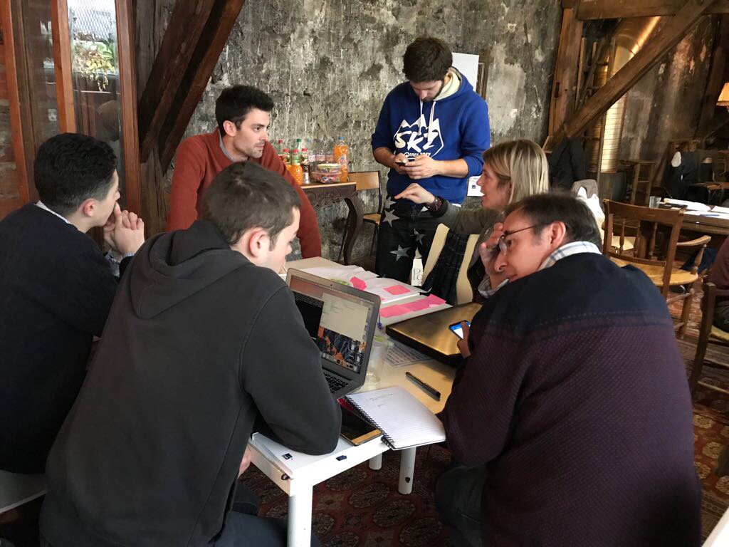 CNP_Assurances's tweet photo. #HacklAssurance 48h, 10 équipes, 13 super-mentors et 5 start-up partenaires pour 3 équipes gagnantes ! Depuis hier, à la @LaCartonnerie, les participants de notre #hackathon s'activent pour inventer de nouveaux services d'#assurance à proposer à nos clients 💪 #innovation https://t.co/VPs57782yu